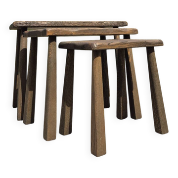 Ensemble de 3 tables gigognes en chêne avec des pieds hauts, années 1970, style brutaliste sombre.