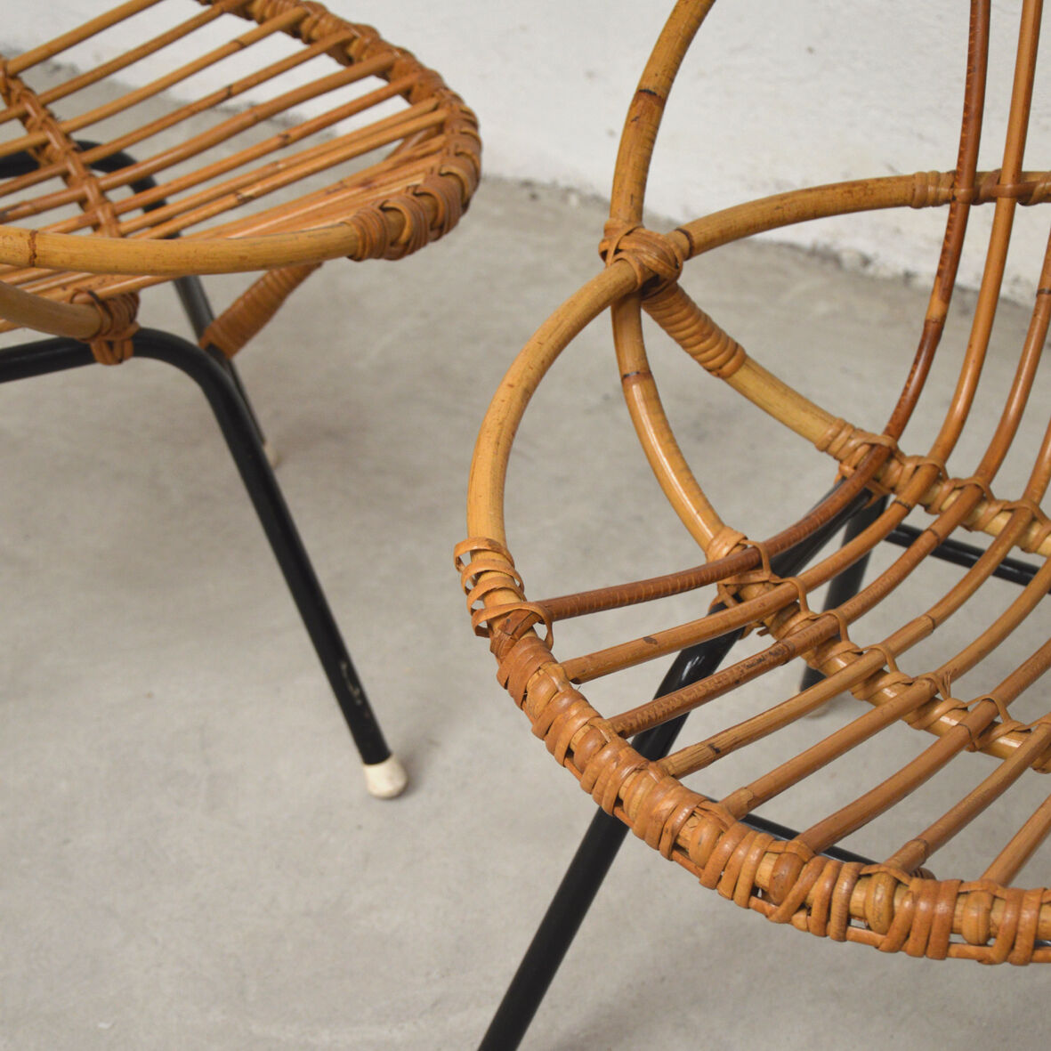 Paire de fauteuils en rotin et métal 1960