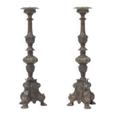 Ensemble de deux grands candélabres en laiton antique.