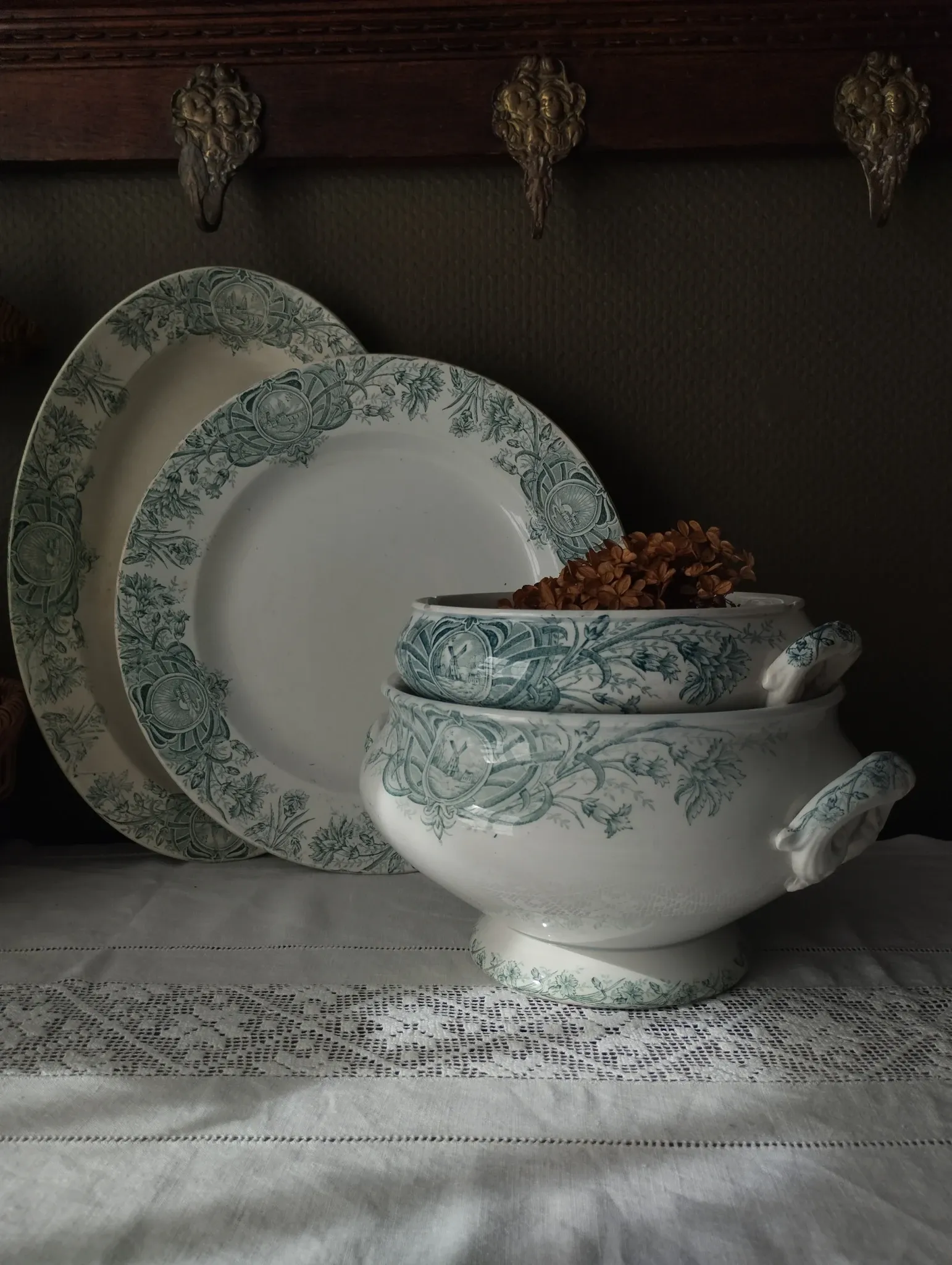 Small soup tureen base, ironstone, St-Amand, Lebacqz & Bouchart "Persian"