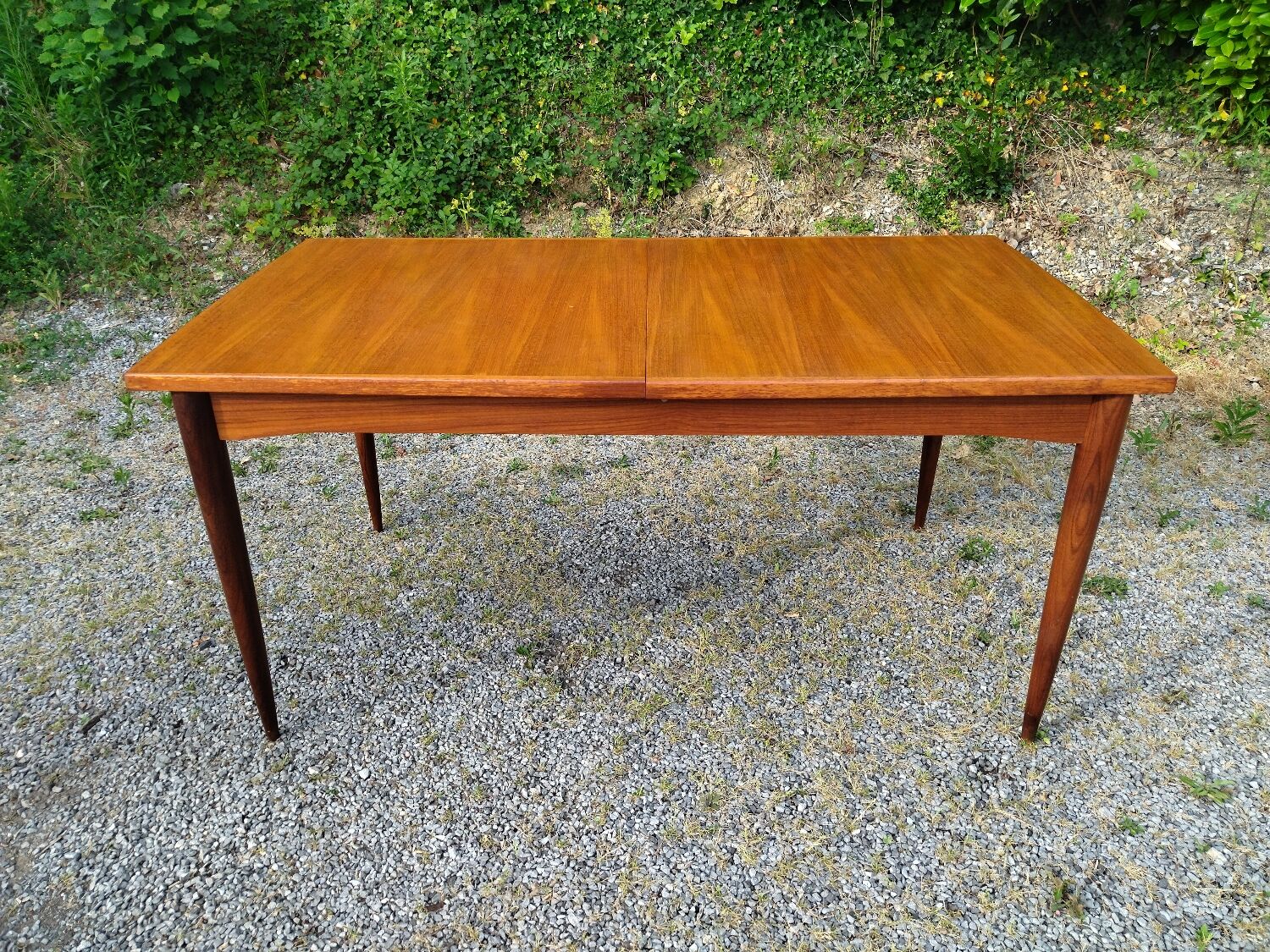 Scandinavian table with extensions