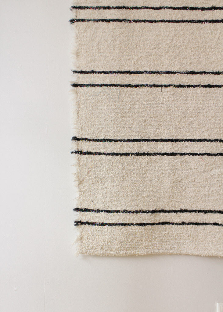 White carpet & black lines - Berber inspiration - 140 x 200 cm