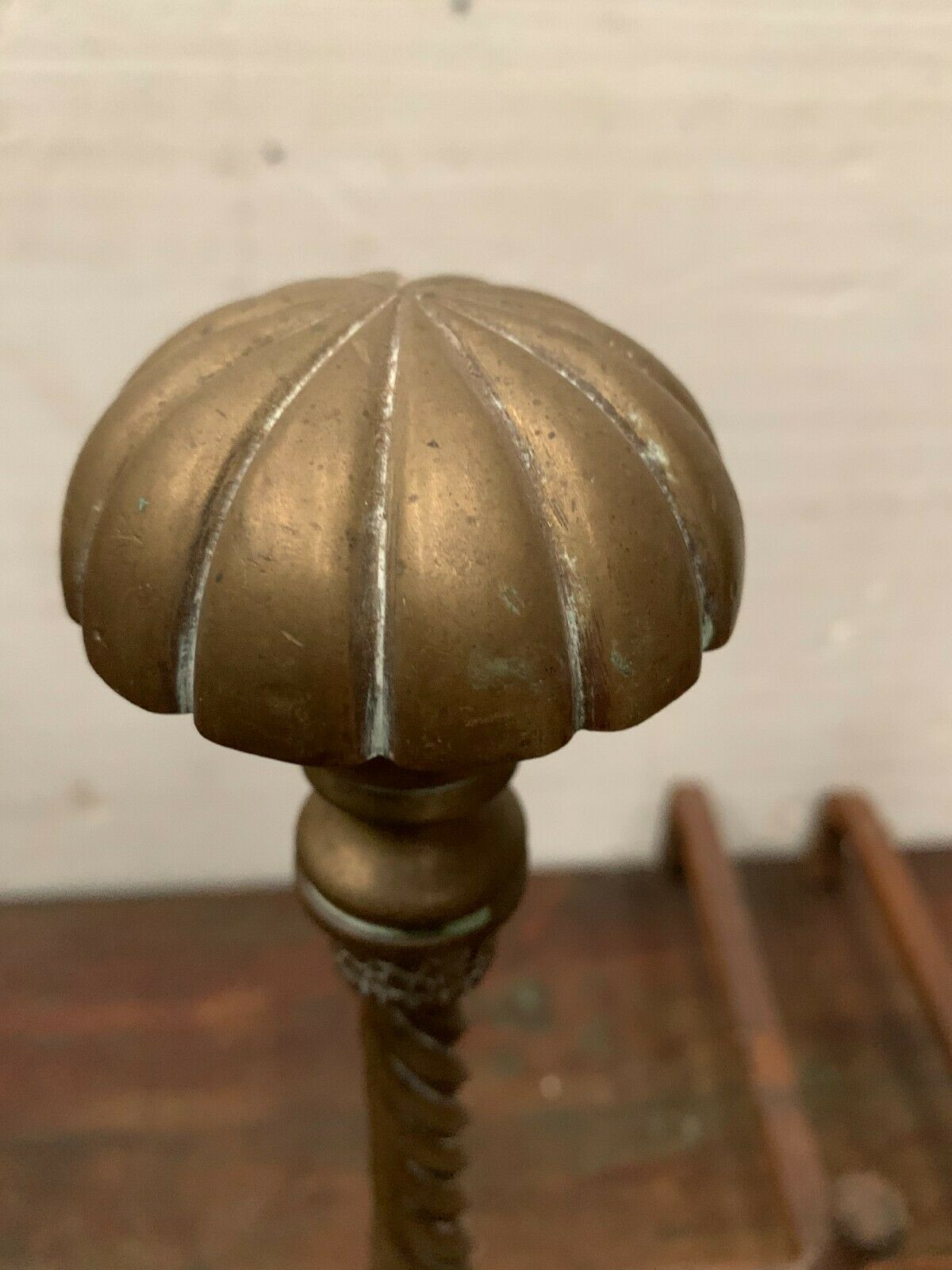 Pair of channels in 20th century chiseled bronze