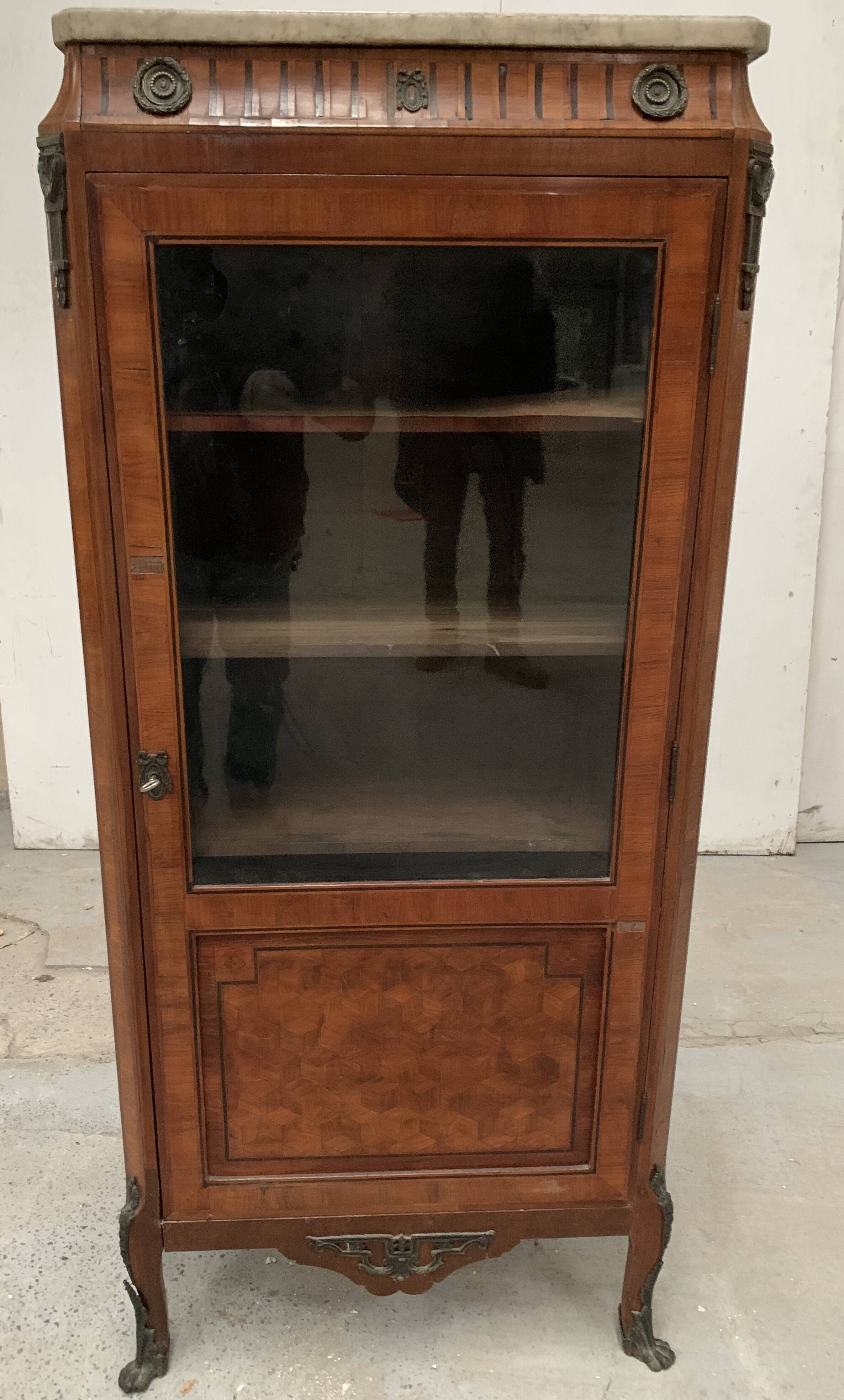 Louis XVI style one-door display case in 20th century wood marquetry