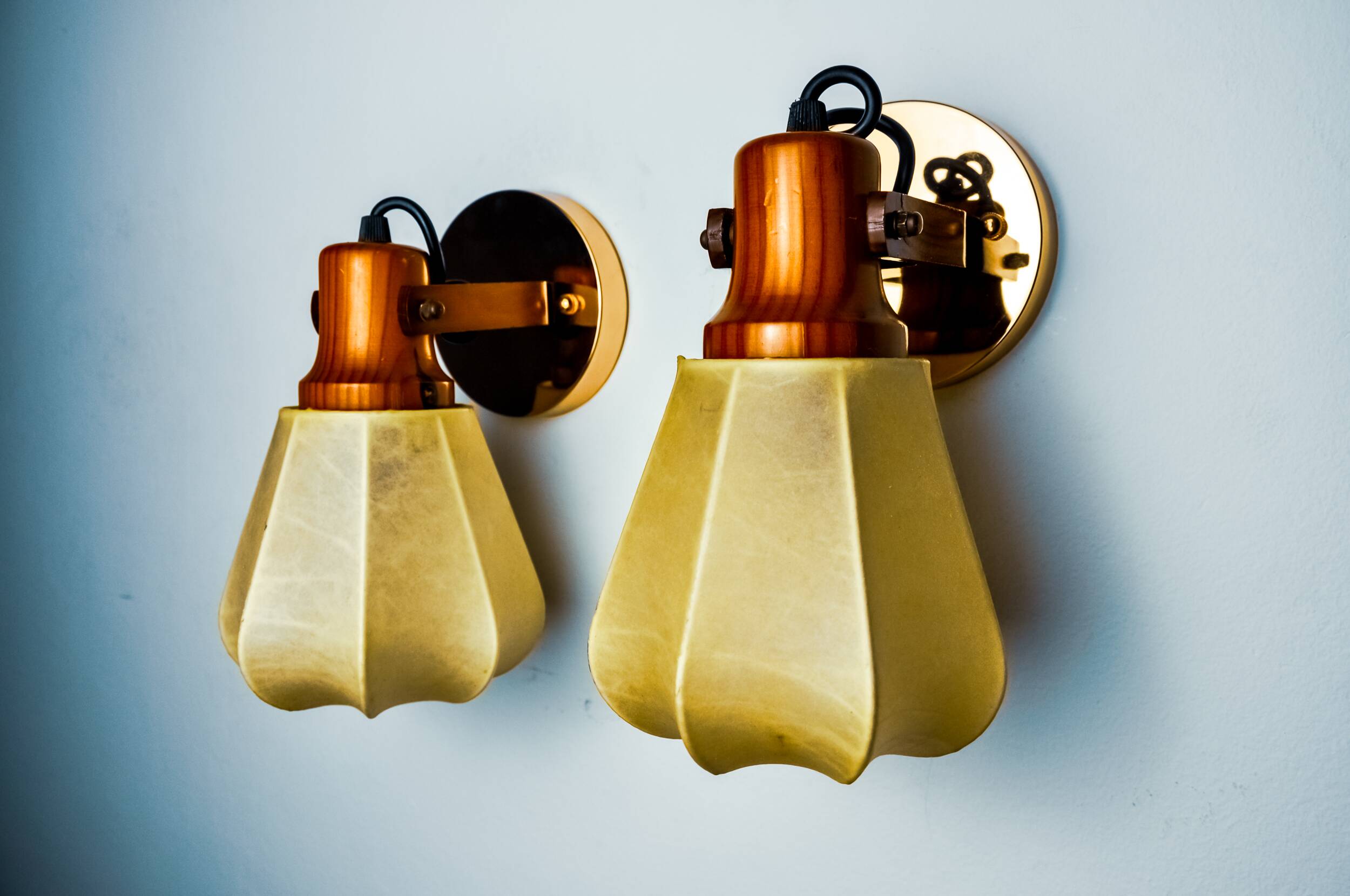 Pair of articulated "Cocoon" wall lights, resin and pine, Italy, 1970