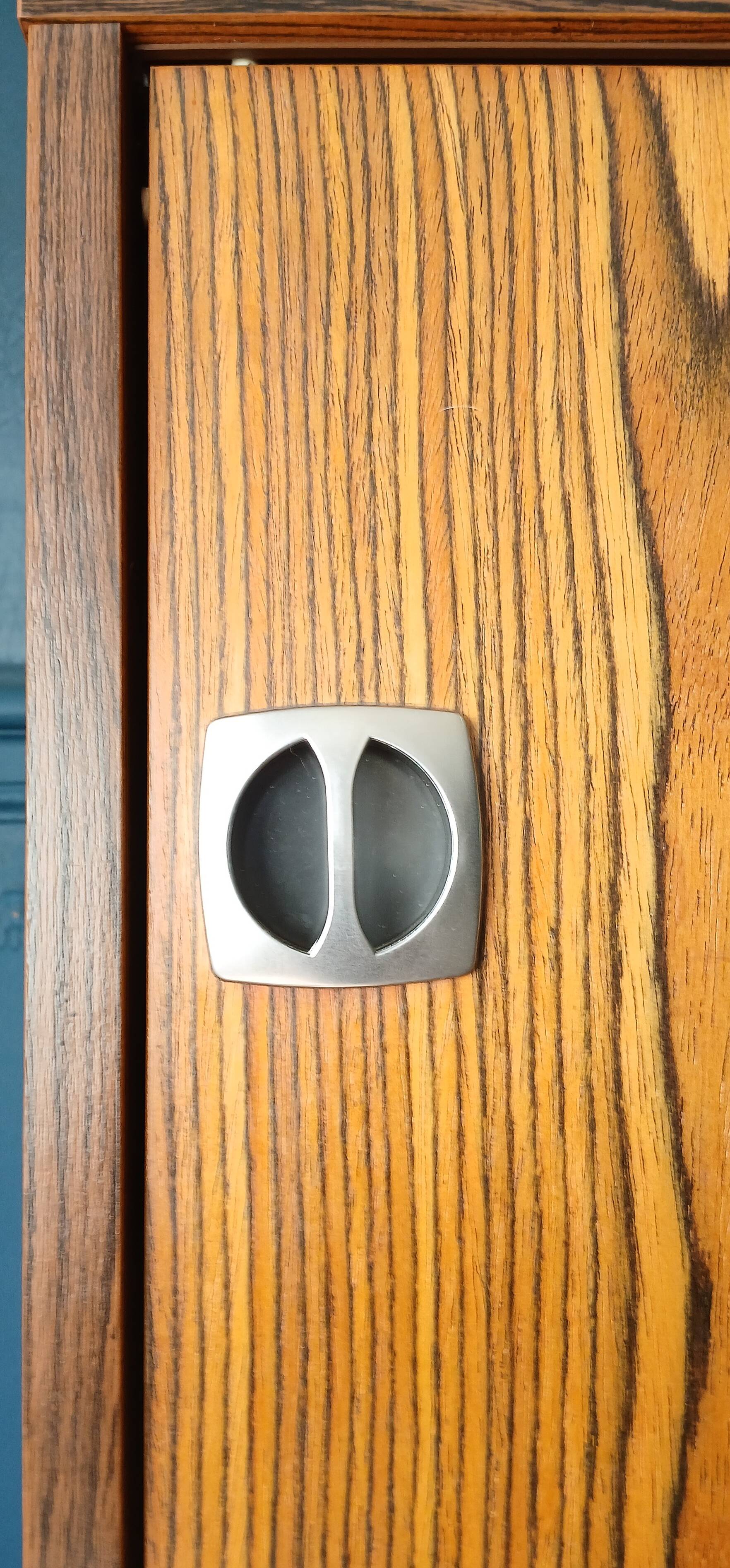2-door sliding furniture in the style of F. Knoll, veneered teak.