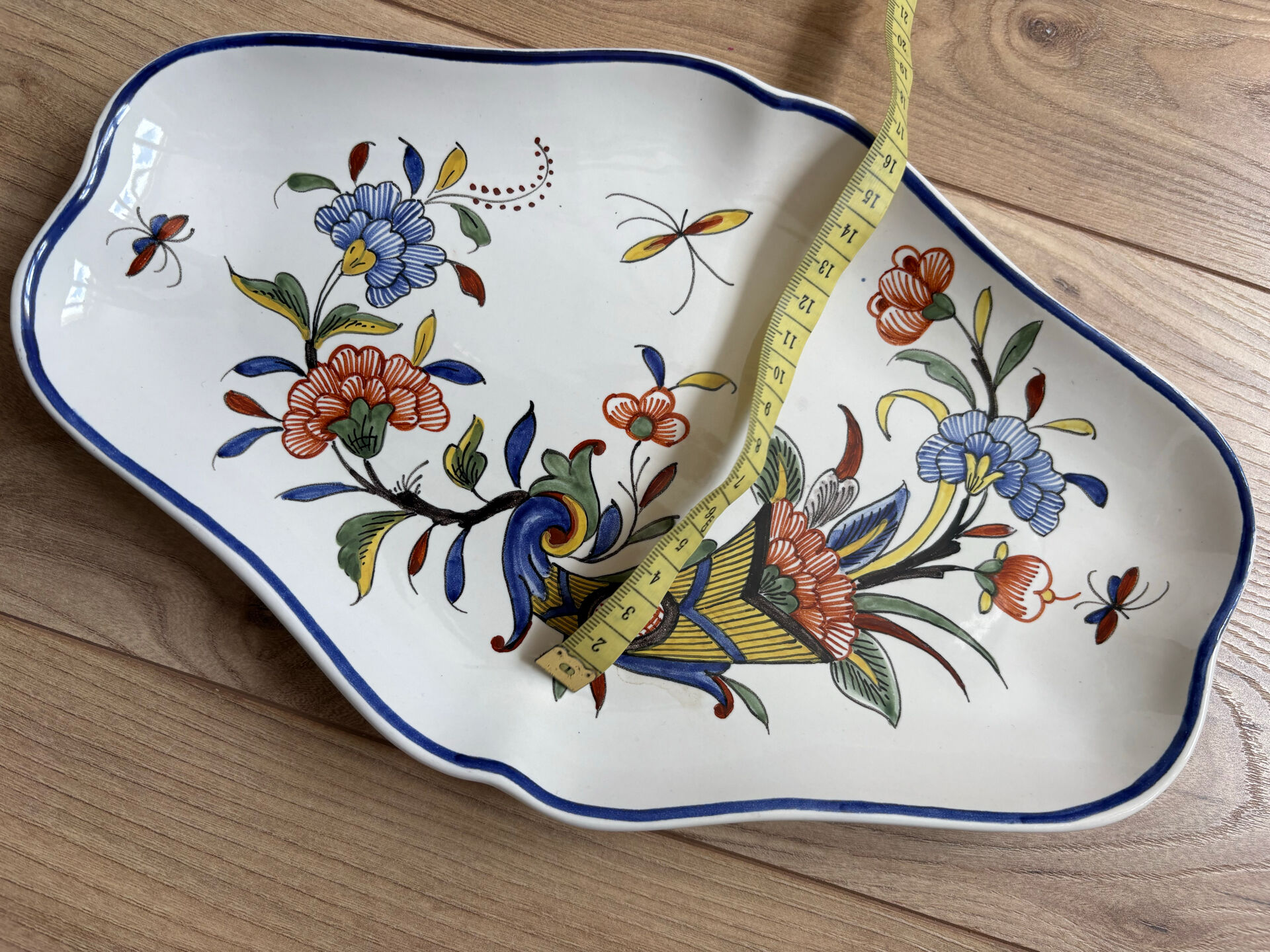 Antique serving dish in faience from Desvres - Signed Géo Martel - Decoration