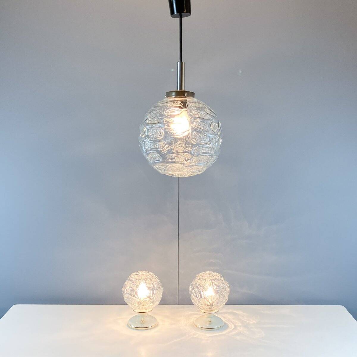 Lampes de chevet et suspension avec abat-jour en verre, par Graebe, années 1960, ensemble de 3