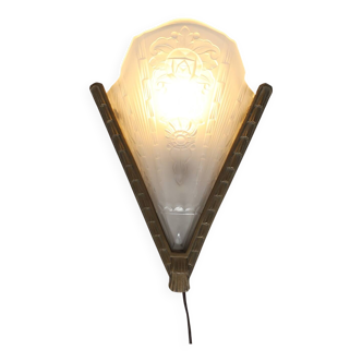 French Art Deco wall scone with frosted molded-pressed glass shade, 1920s
