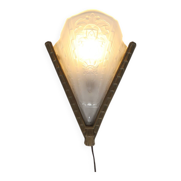 French Art Deco wall scone with frosted molded-pressed glass shade, 1920s