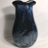 Vase ancien verre multicouche bleu, intérieur blanc vintage