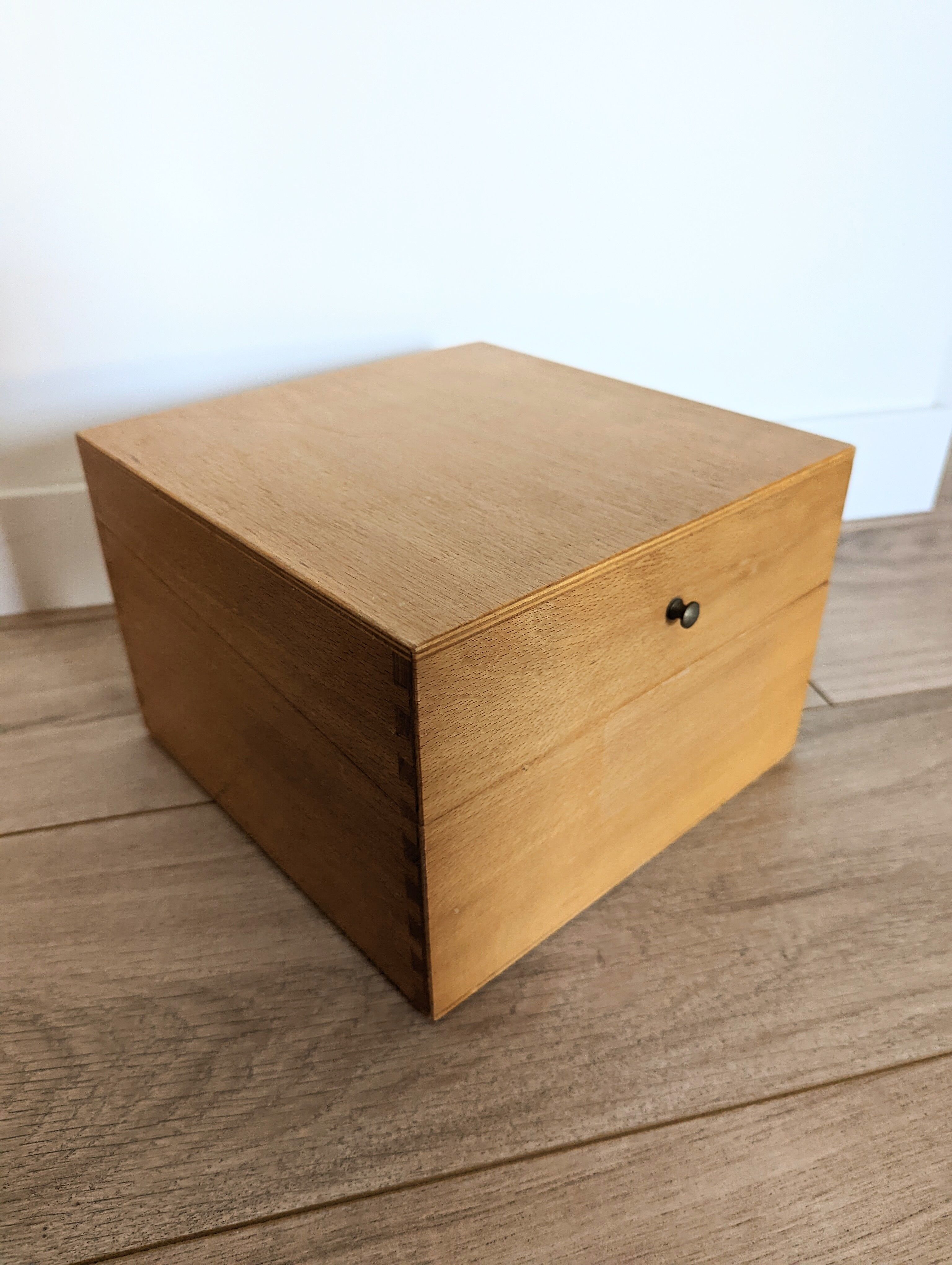 Wooden plug box