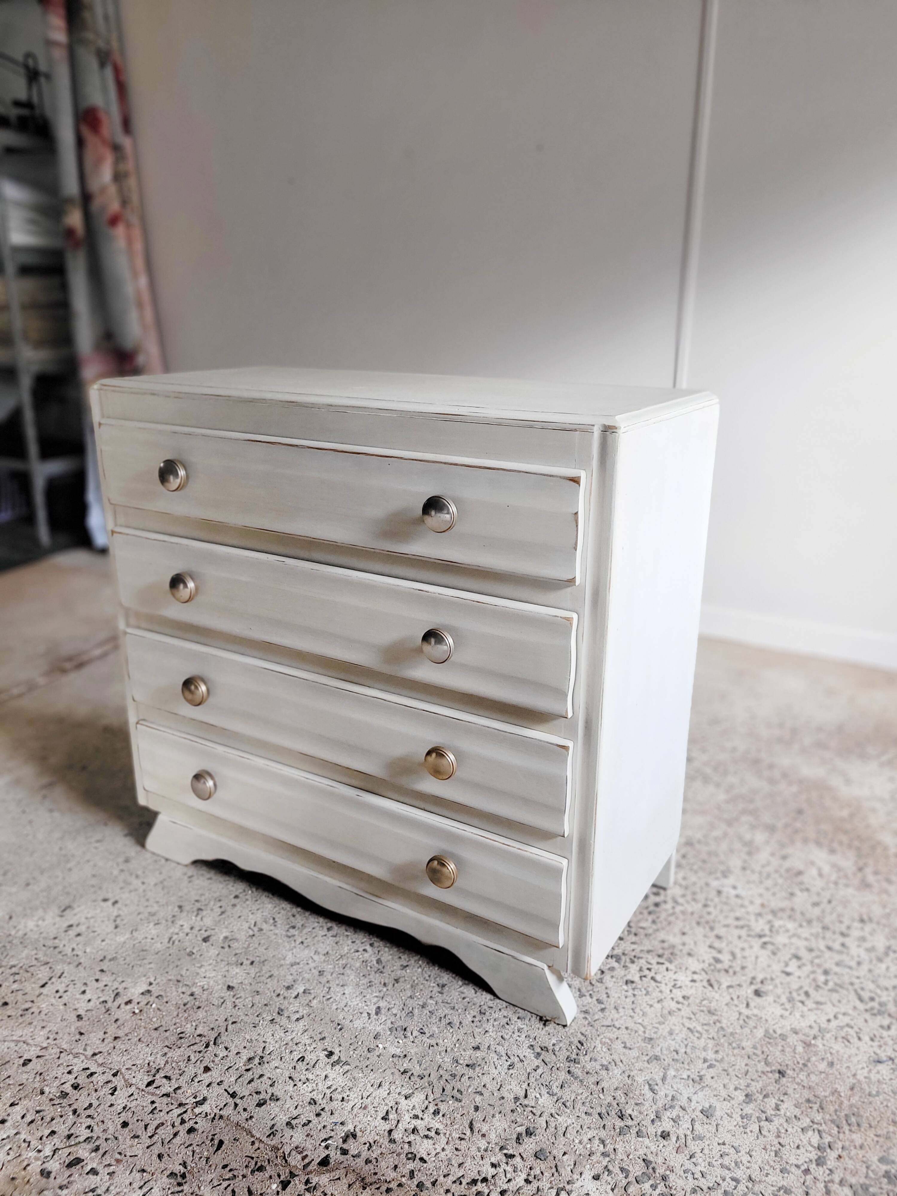 Commode Art Déco blanche patinée