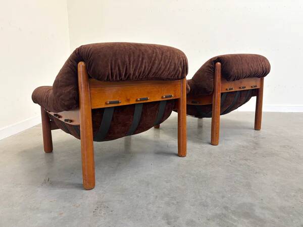 Set of mid-century lounge chairs in oak and teddy