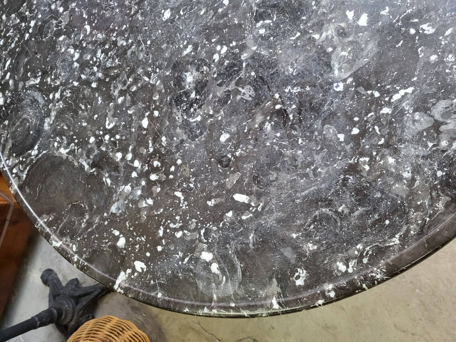 Round pedestal table with marble top and mahogany tripod from the 19th century