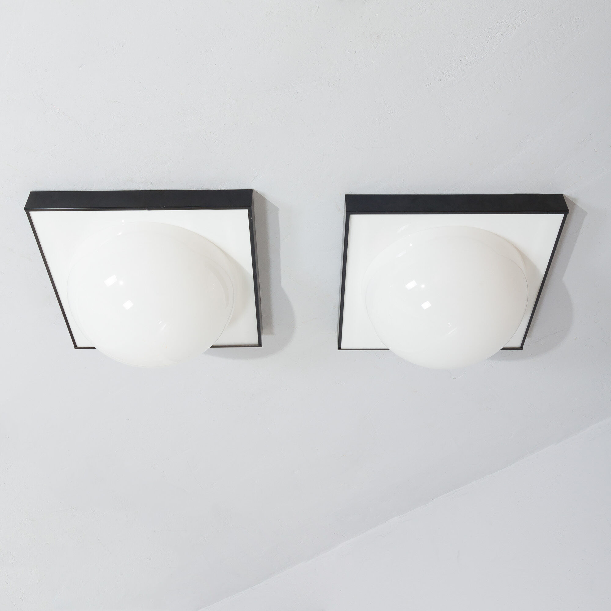 Paire d’appliques murales en acrylique italiennes extra large Space Age