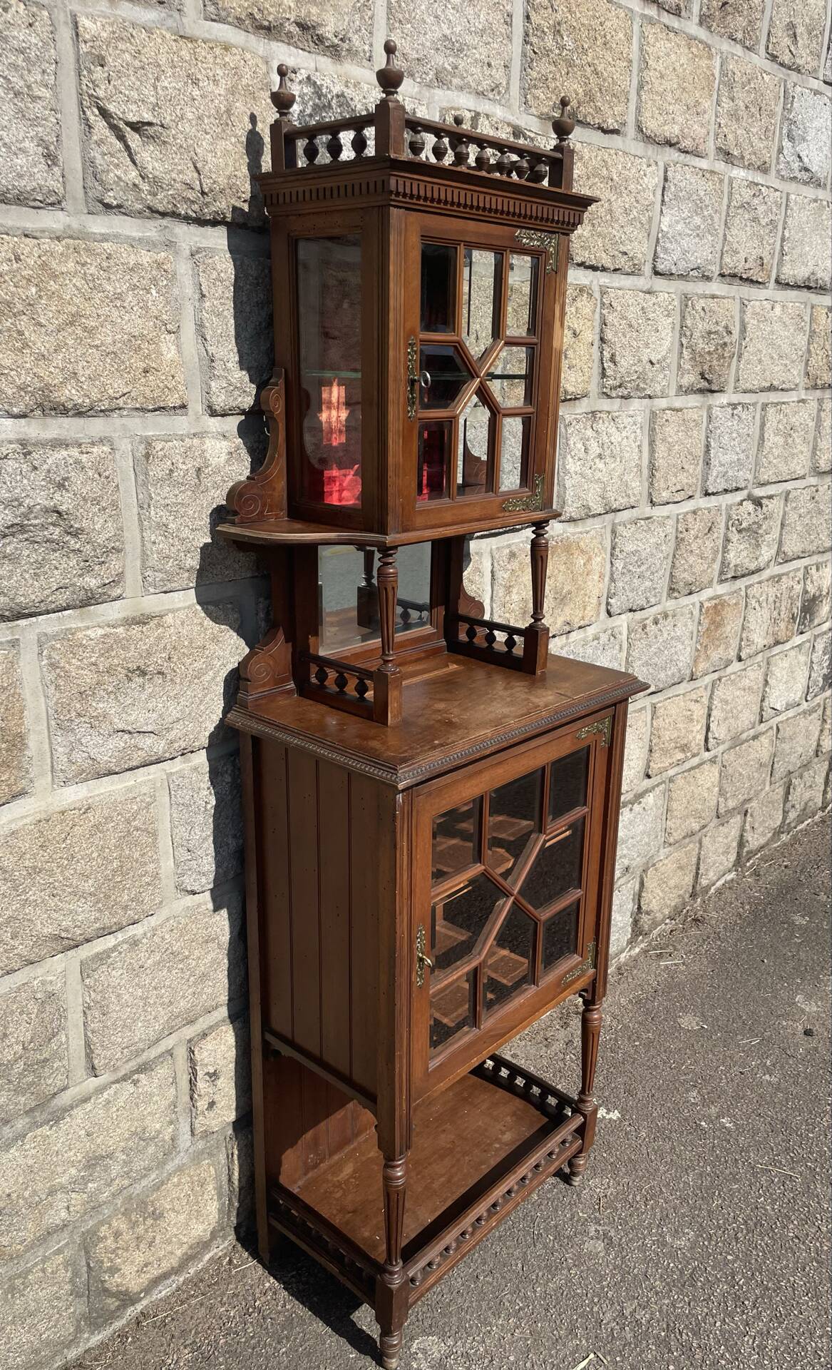 Vitrine en noyer mouluré et sculpté à deux-corps.