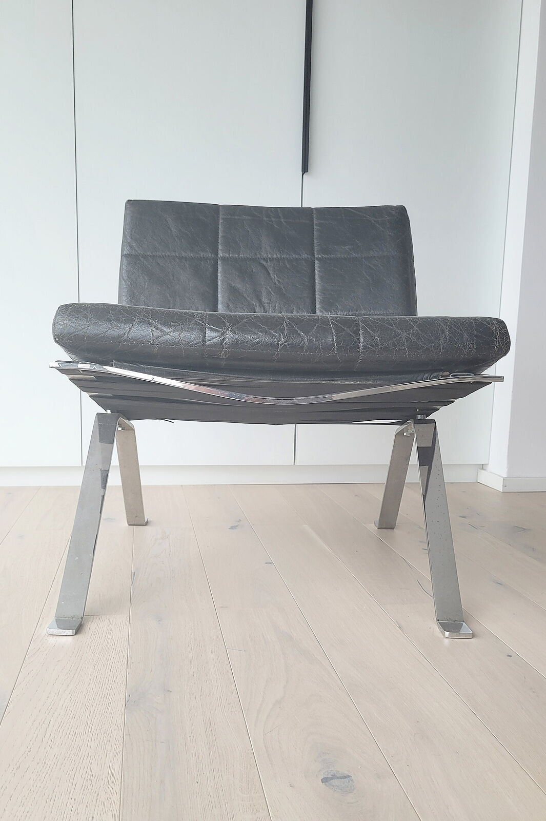 Pair of black leather loung chairs by Hans Eichenberger for Girsberger