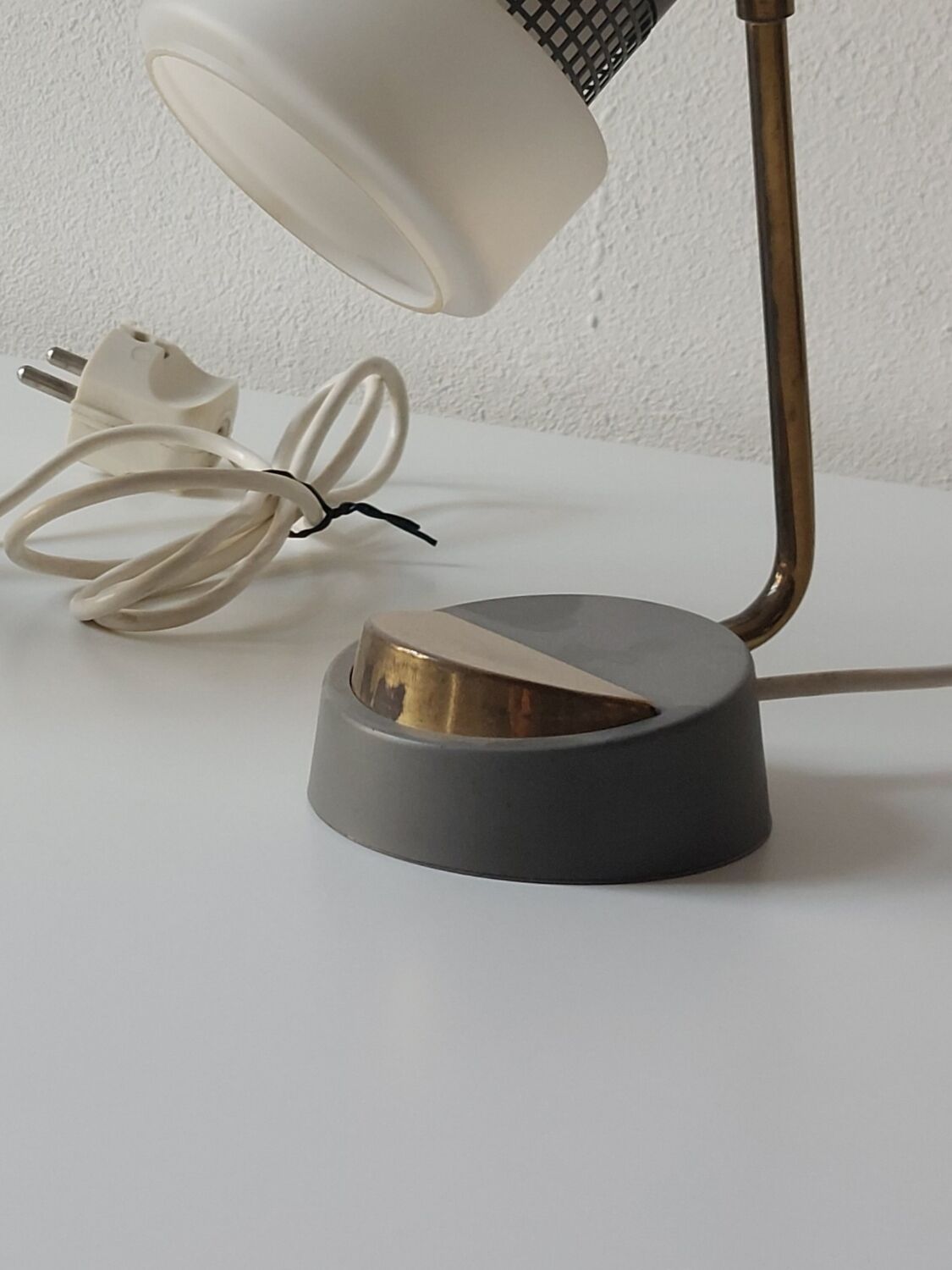 Lampes de chevet vintage milieu du siècle, lampes de table en verre opale et laiton.