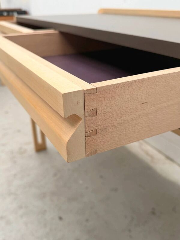 Bureau en bois massif et formica