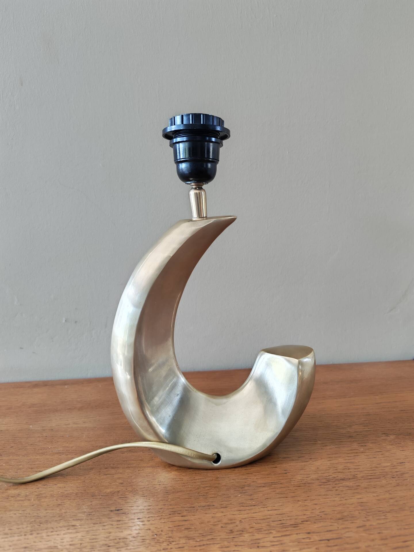 Pied de lampe desing vintage en laiton forme vague