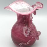 Vase en verre soufflé main nuance rose à décor sculptural de feuilles