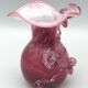 Vase en verre soufflé main nuance rose à décor sculptural de feuilles