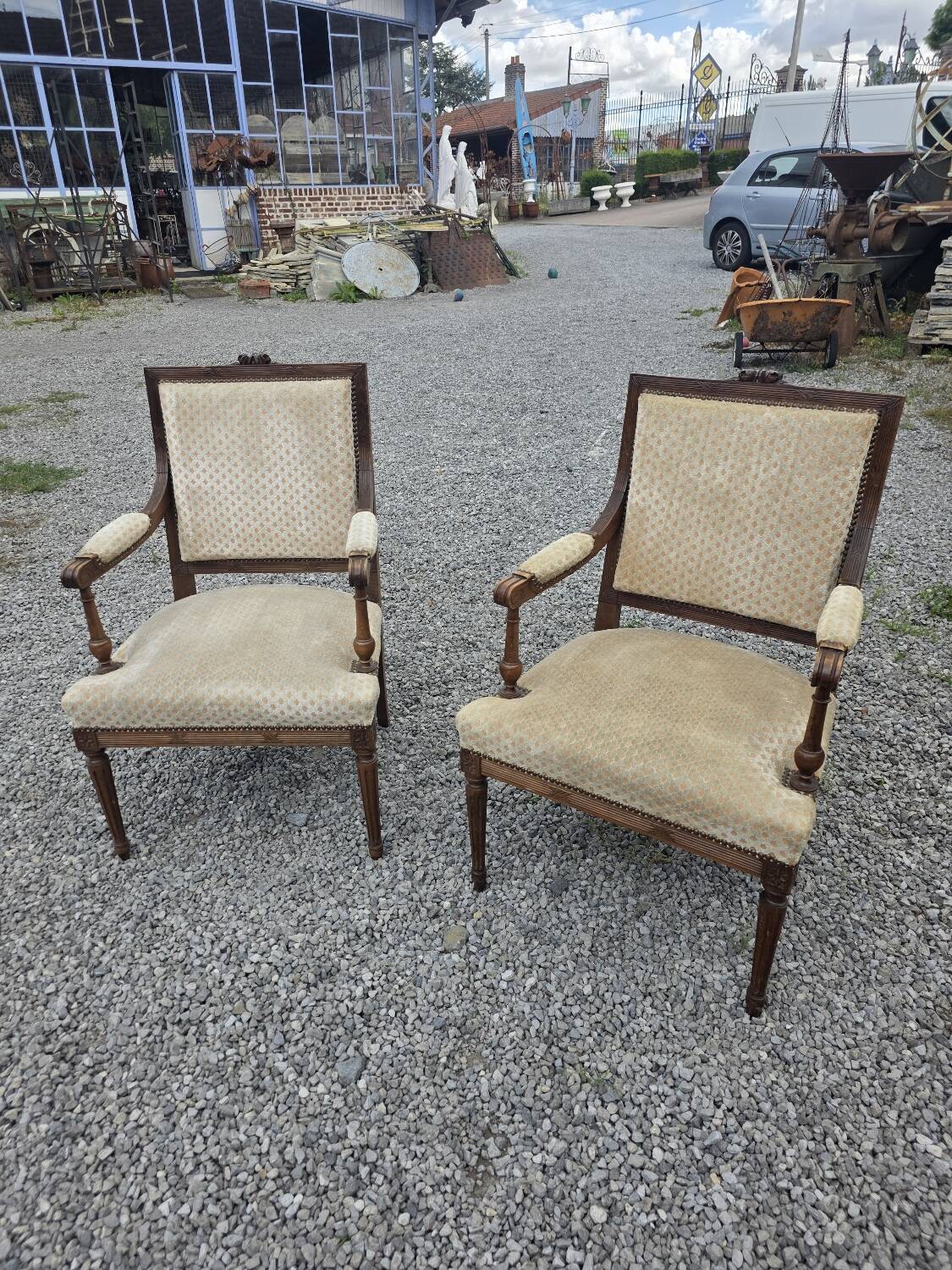 Paire de fauteuils style Louis XVI