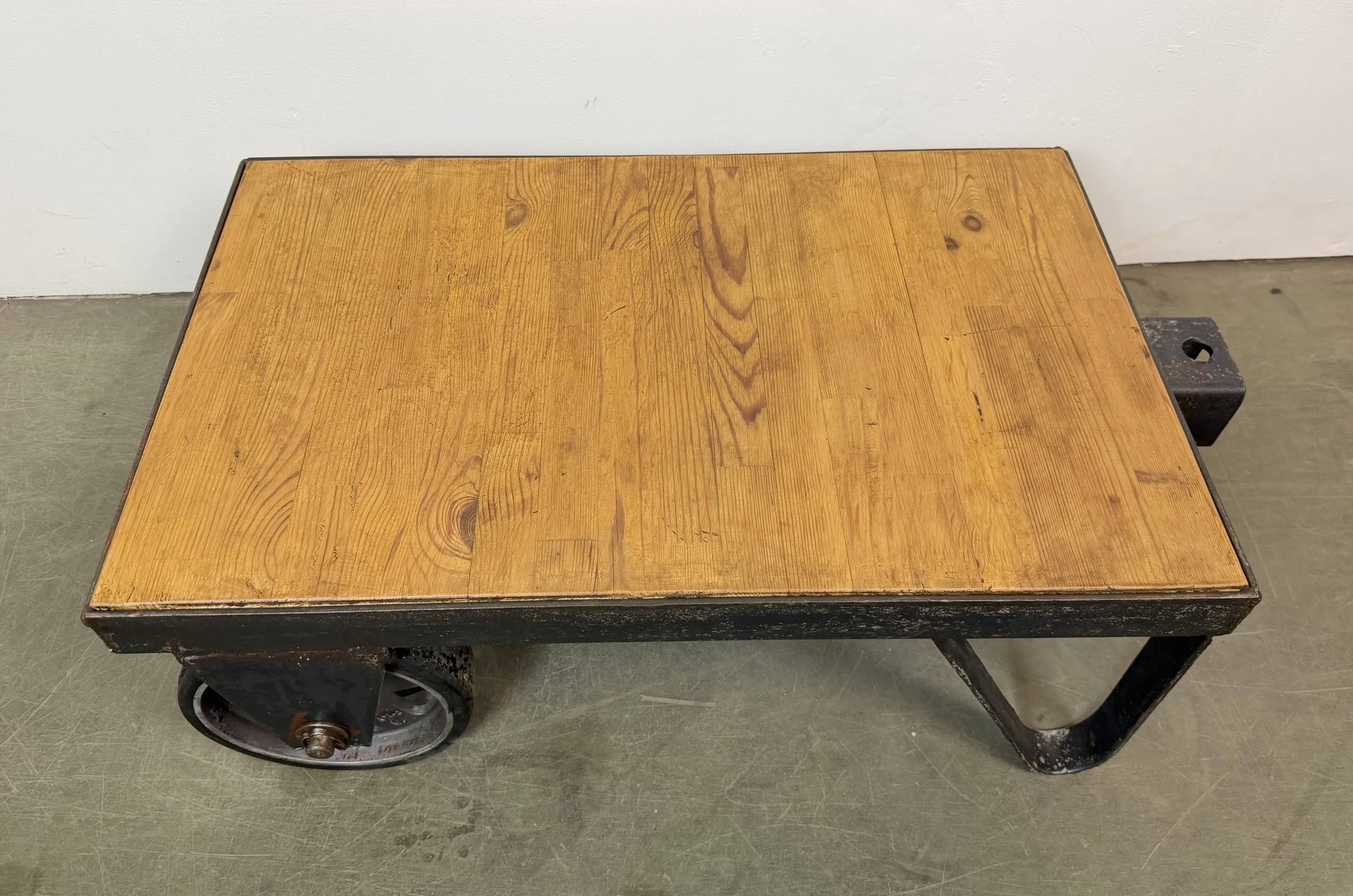 Table basse industrielle noire sur roulettes, années 1960