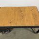 Table basse industrielle noire sur roulettes, années 1960