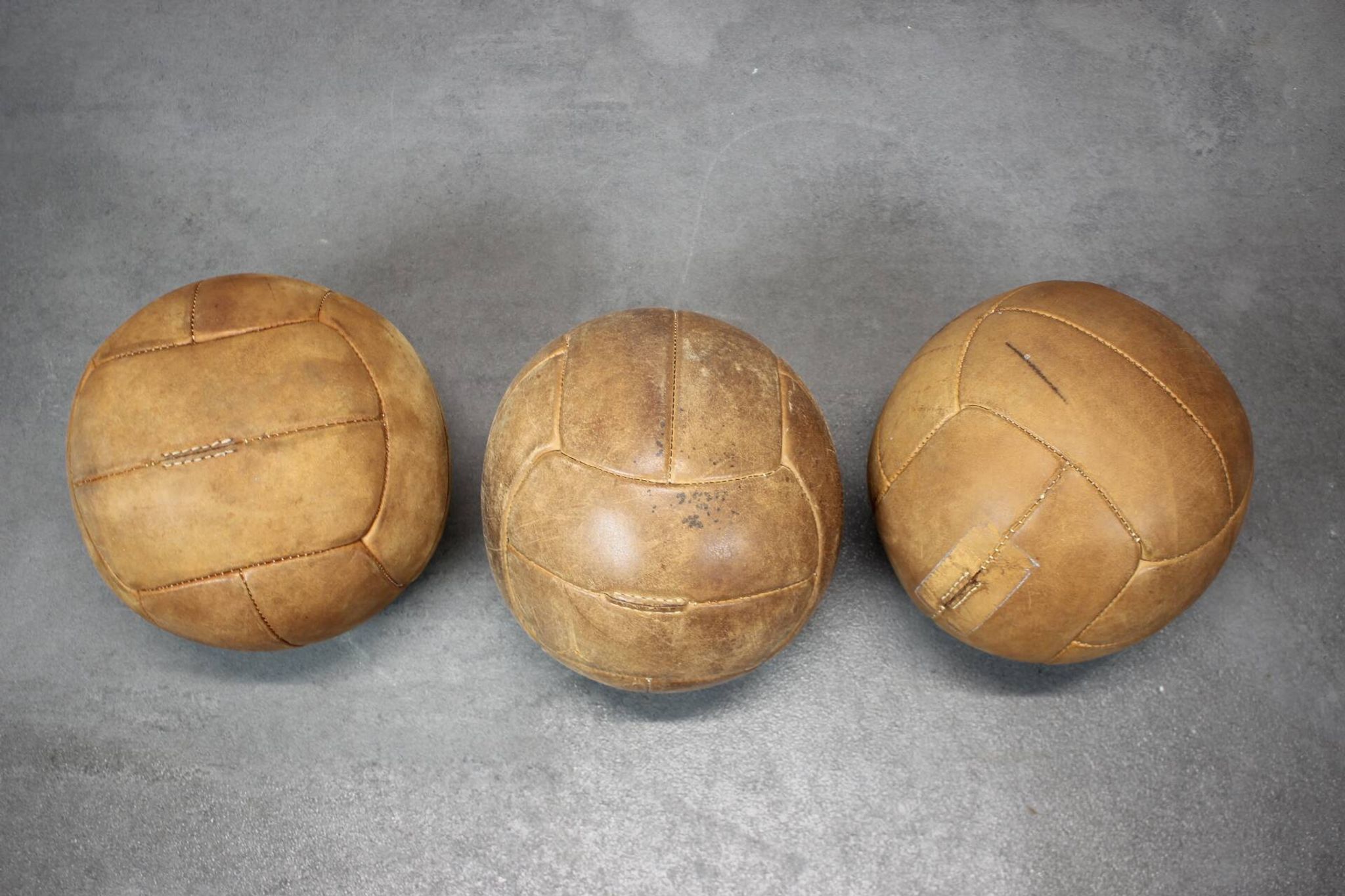Ballon médicinal vintage en cuir marron, Tchécoslovaquie années 1930