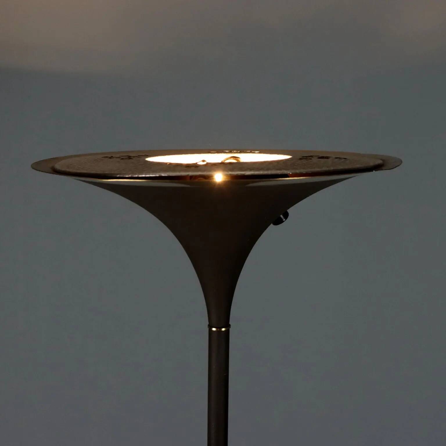 Vintage floor lamp in enamelled metal and brass, design, Italy, 1980s