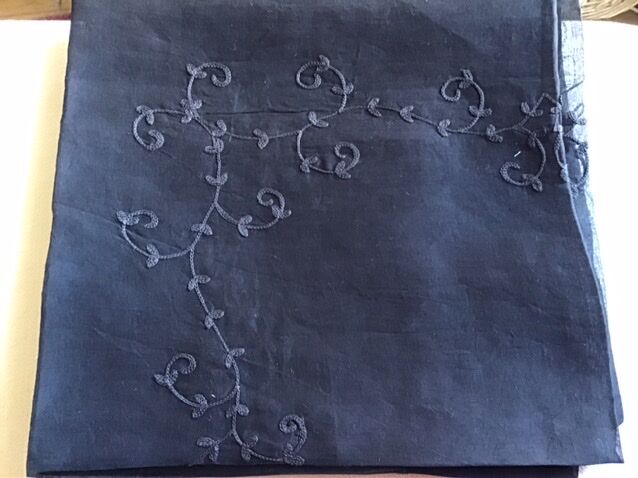 Black nape and towels in organdi