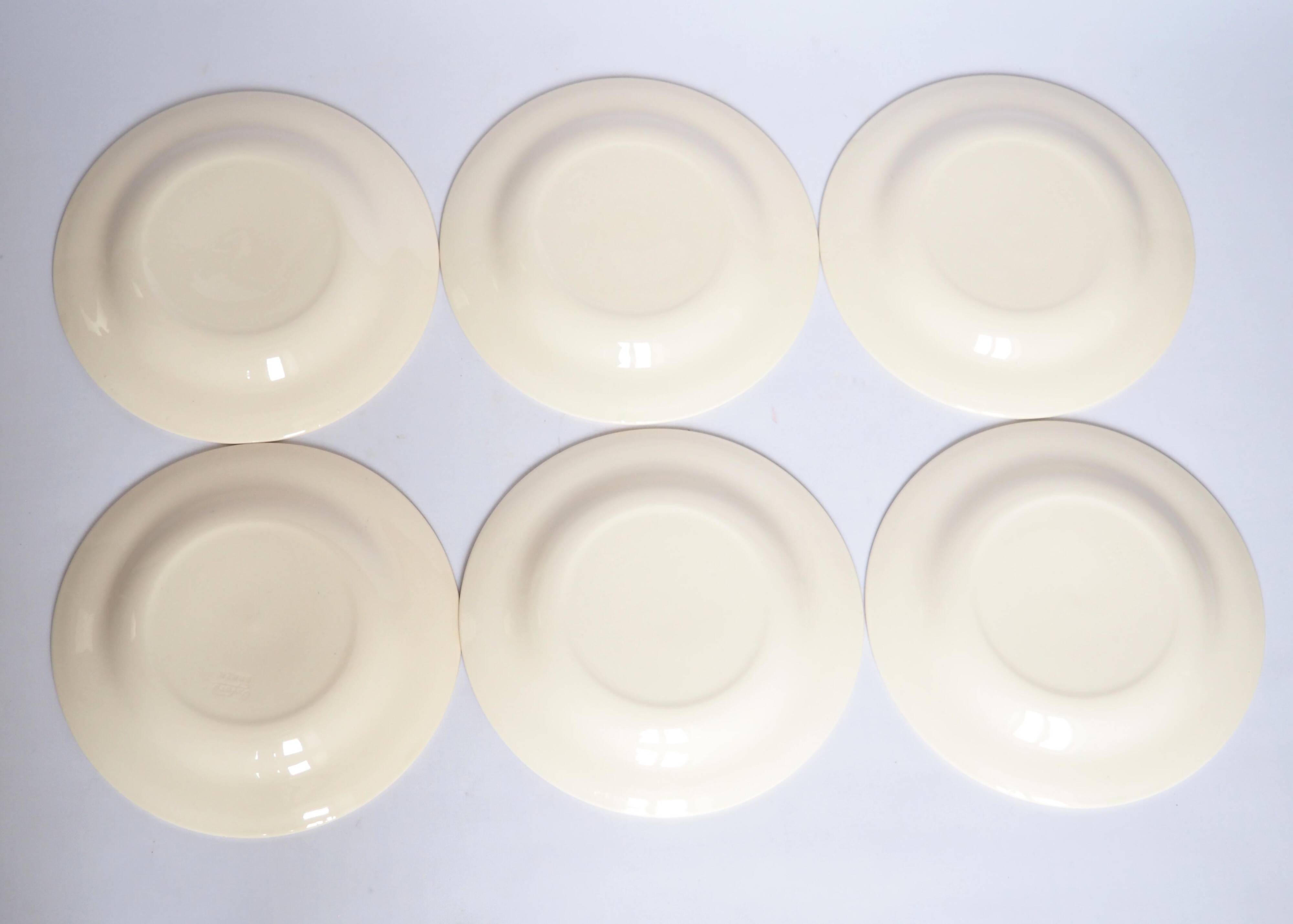 Lot 18 assiettes plates, creuses et dessert 1980