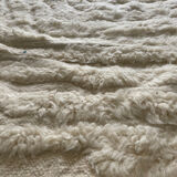 Tapis berbère beni ouarain blanc a motifs en reliefs abstrait