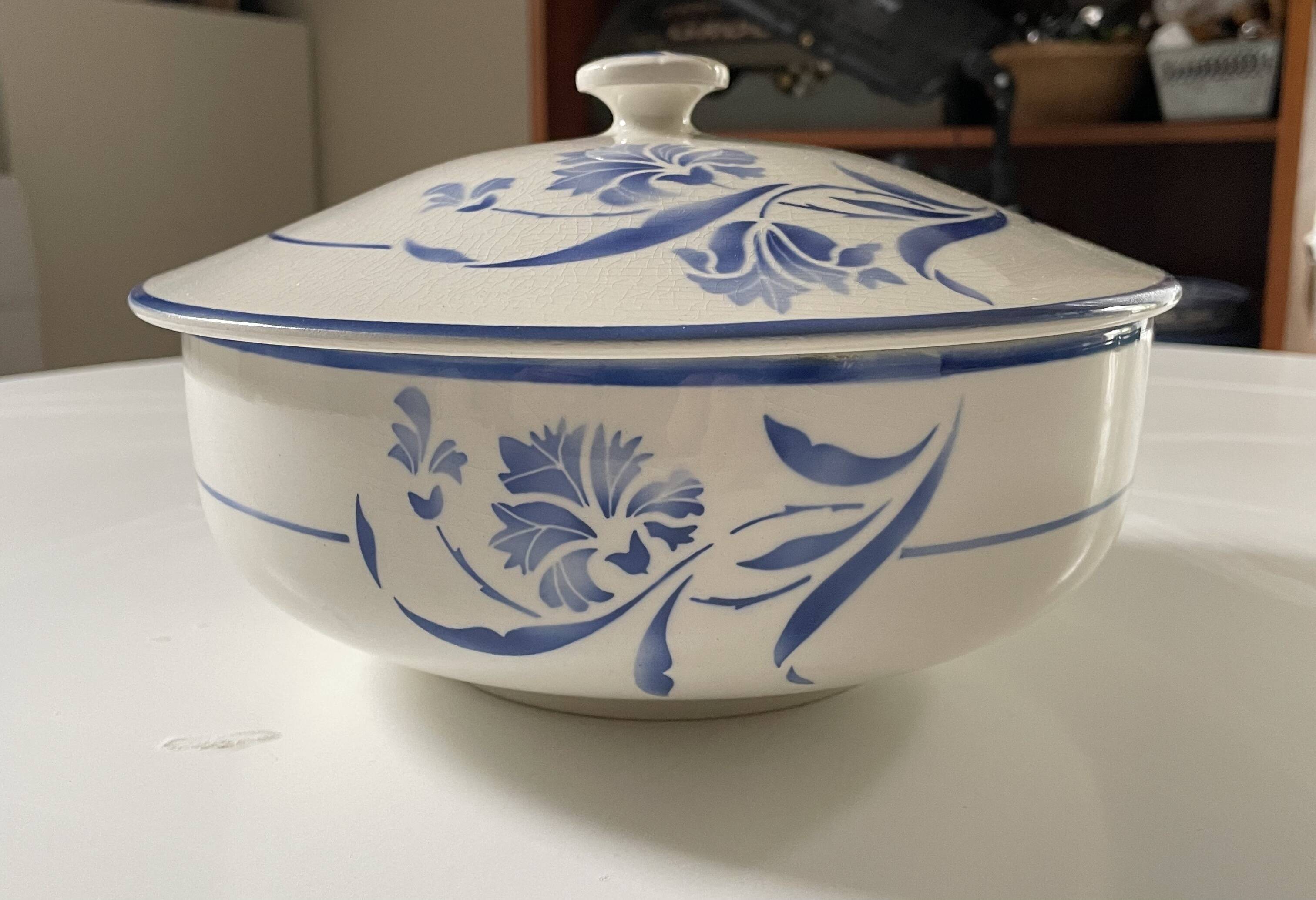 Antique GIEN soup tureen model "Alberic" from the 1940s.