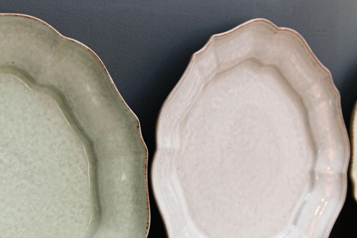 Lot de 9 assiettes de présentation multicolores