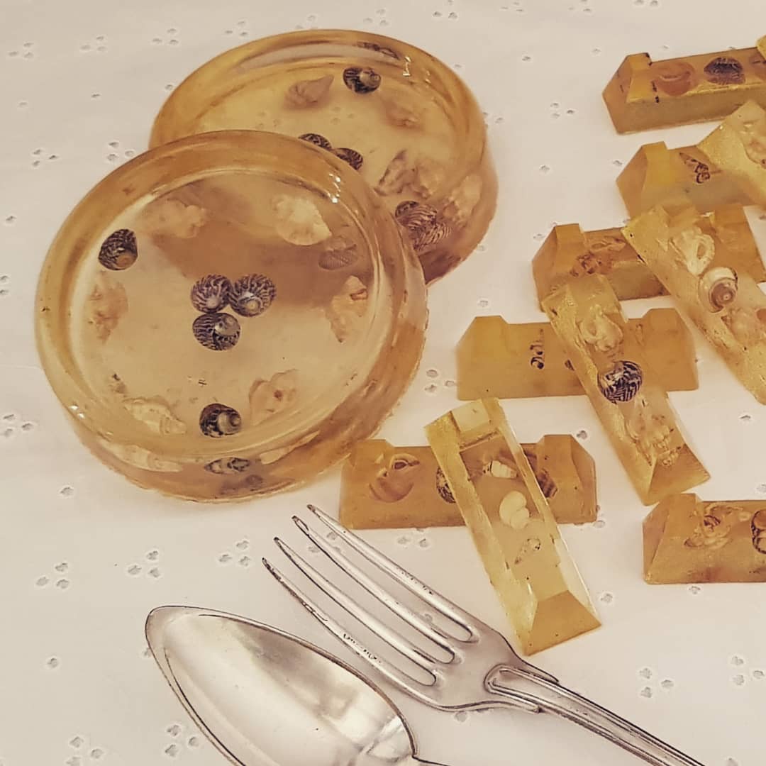 Under bottles and knife doors