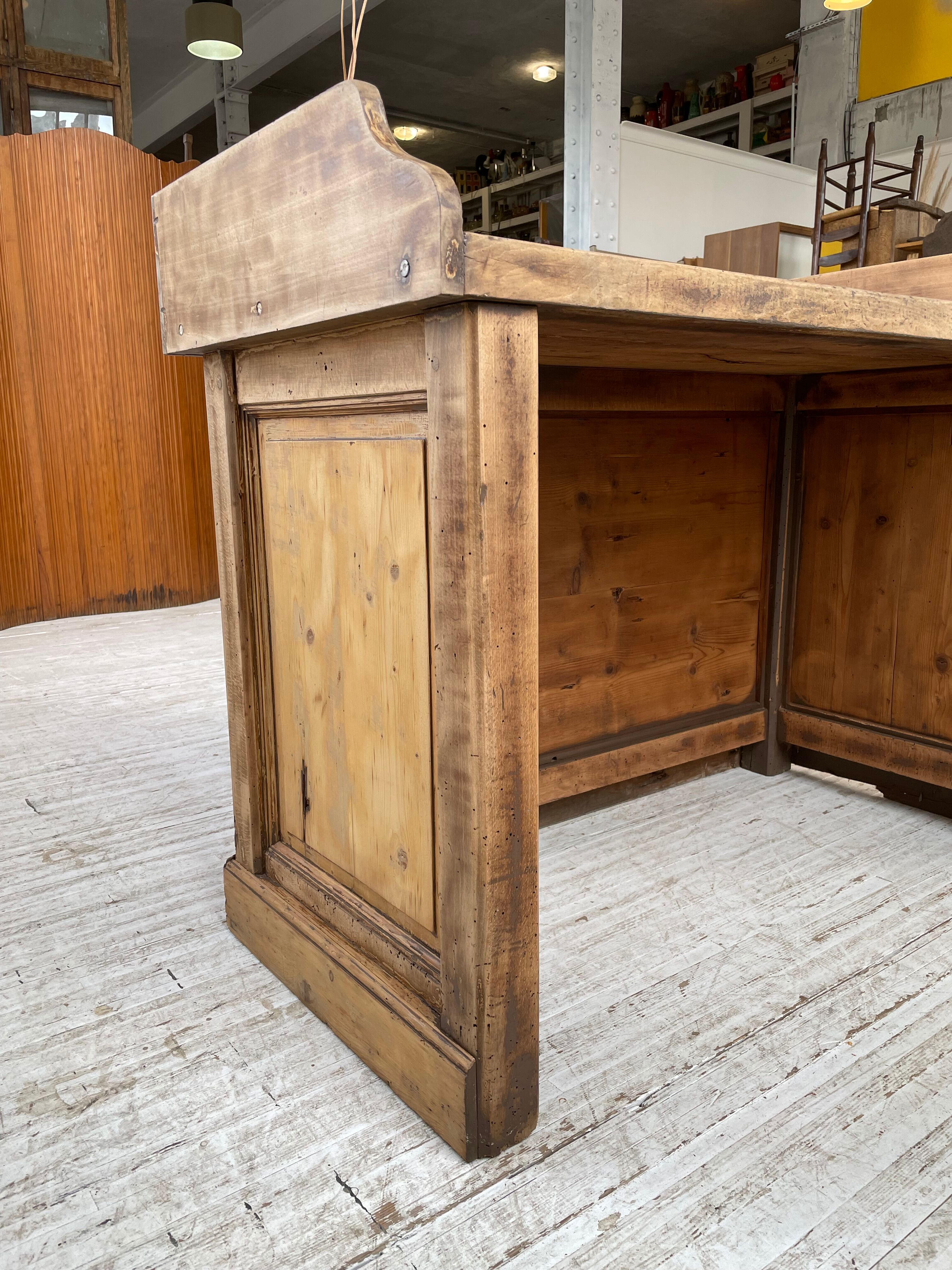 Trading counter central island pine