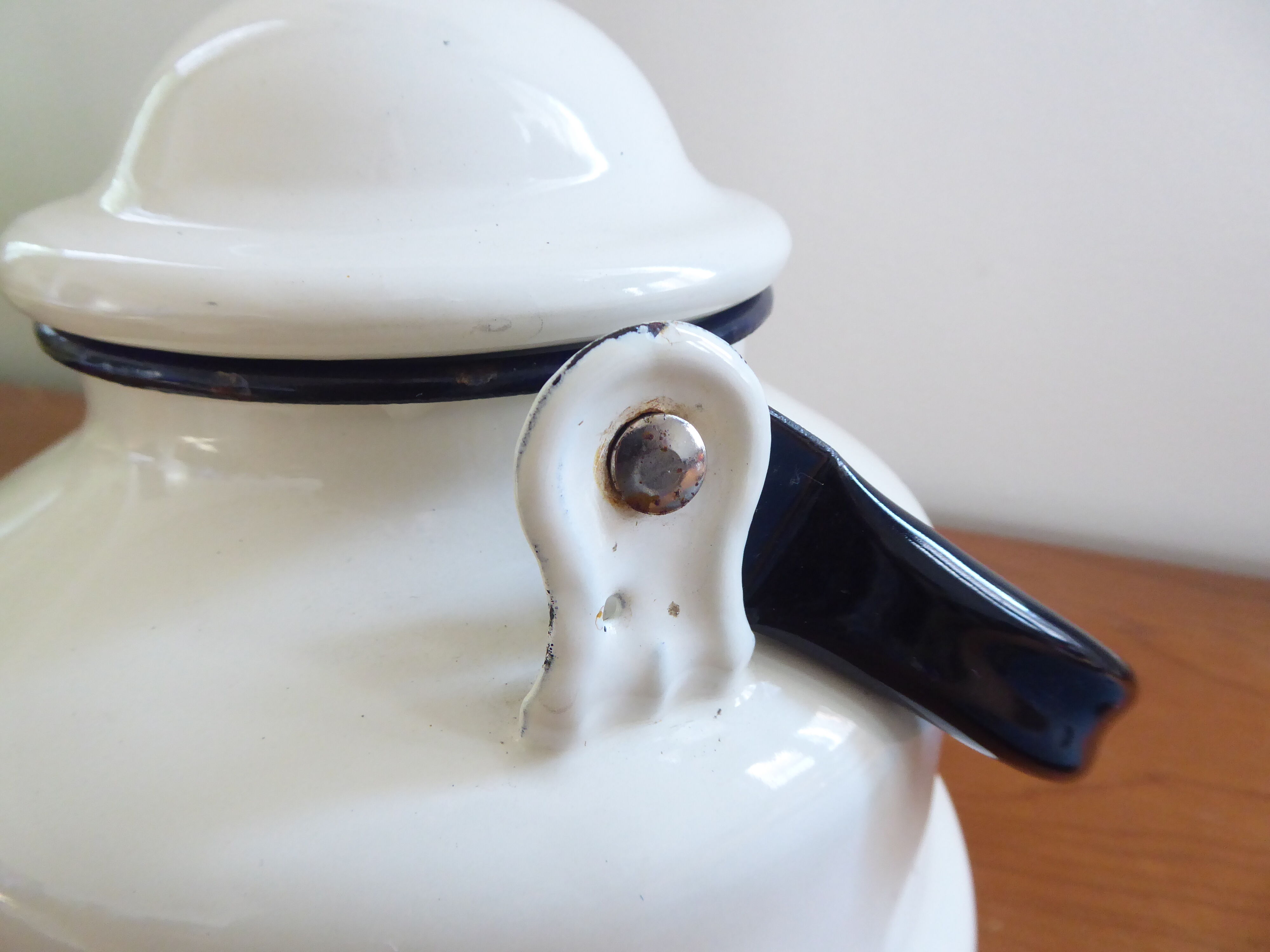 Enamelled sheet metal kettle
