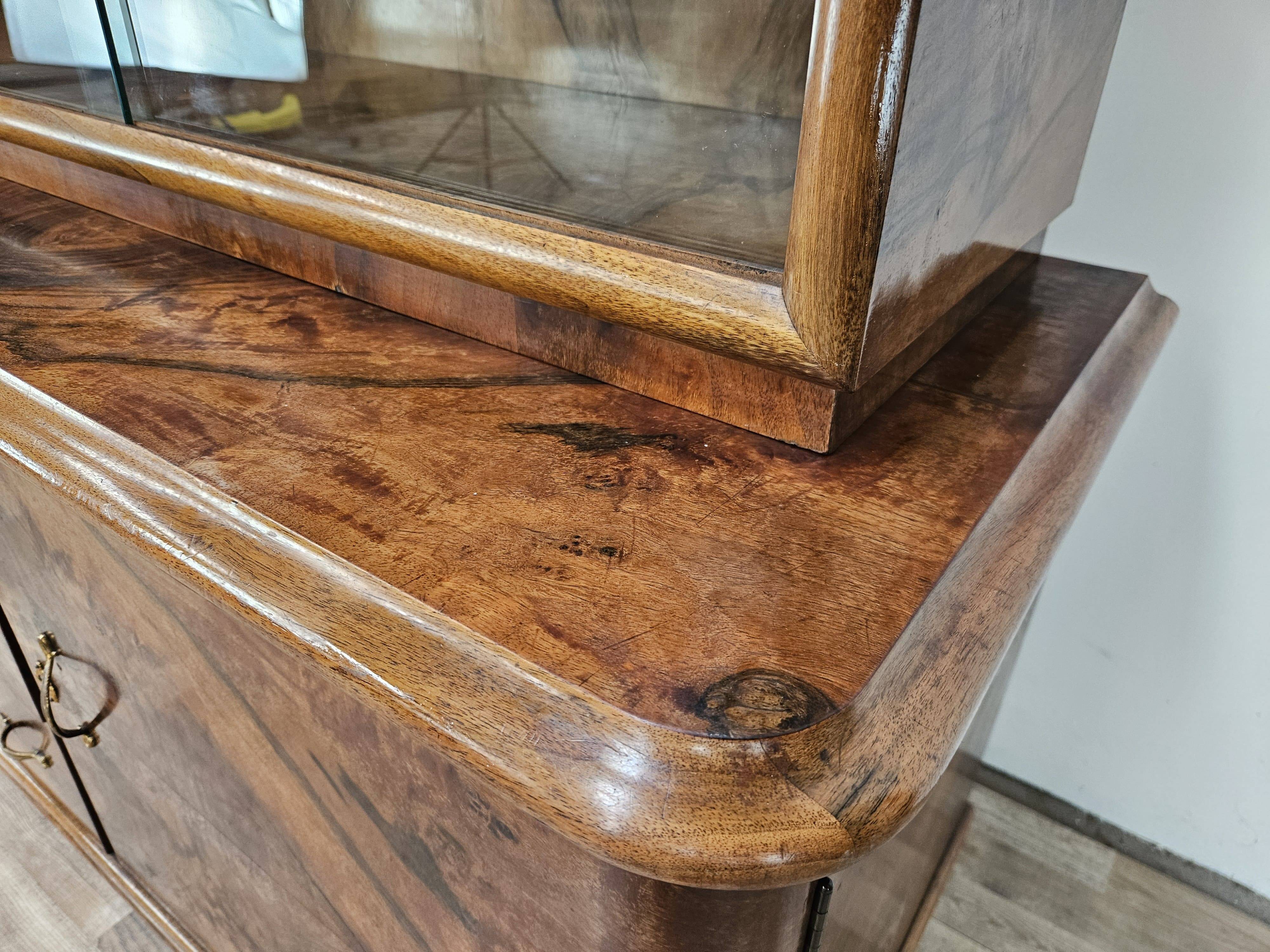 Art Decò display cabinet in walnut burl