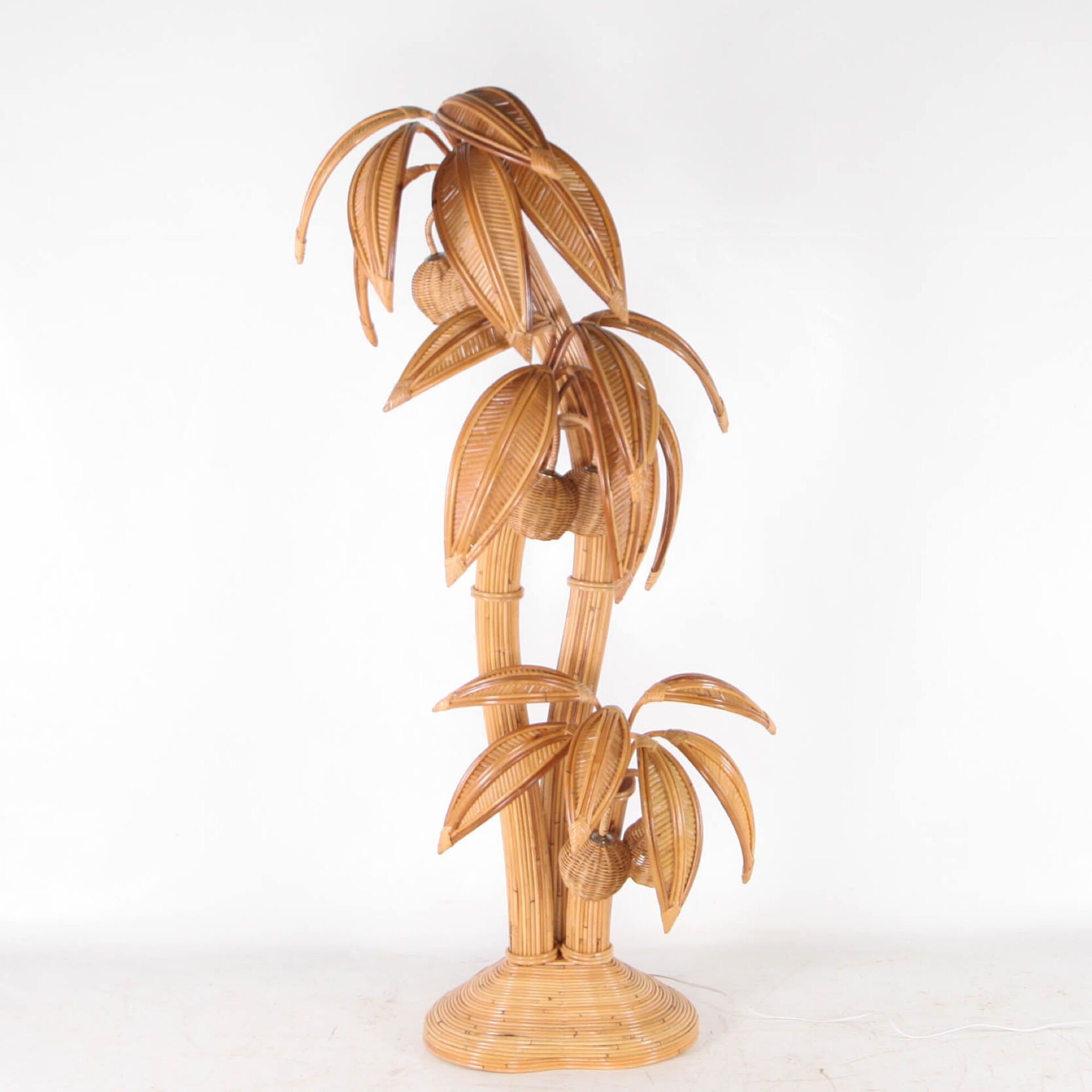 Lampadaire « palmier-cocotier » en rotin