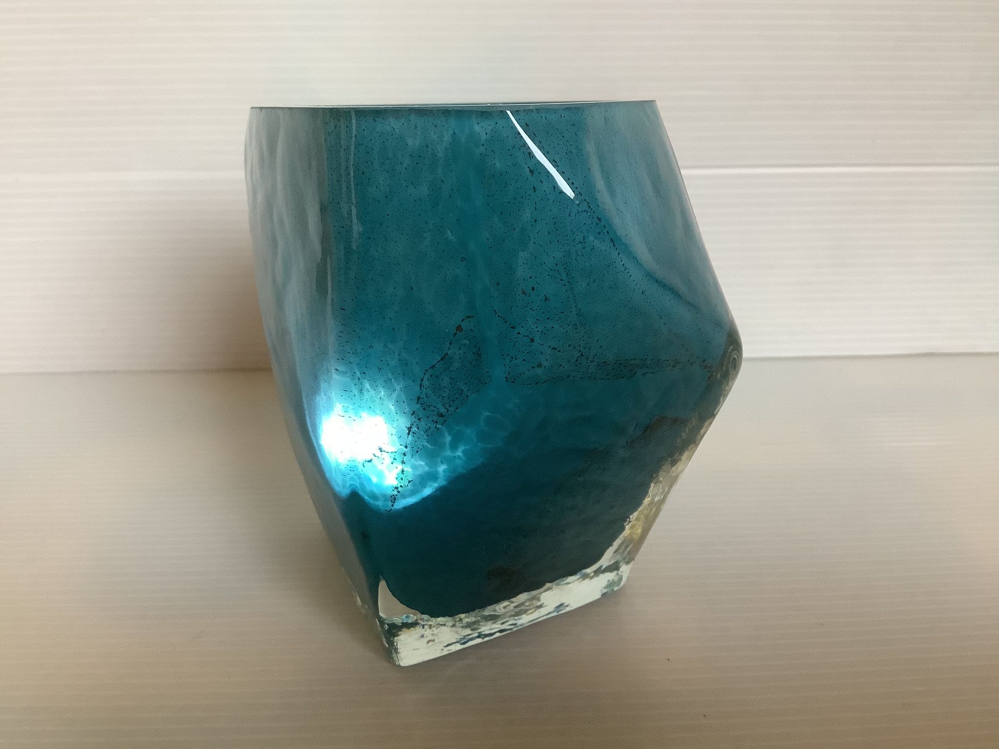 Vase Pentagone bleu et doré pâte de verre