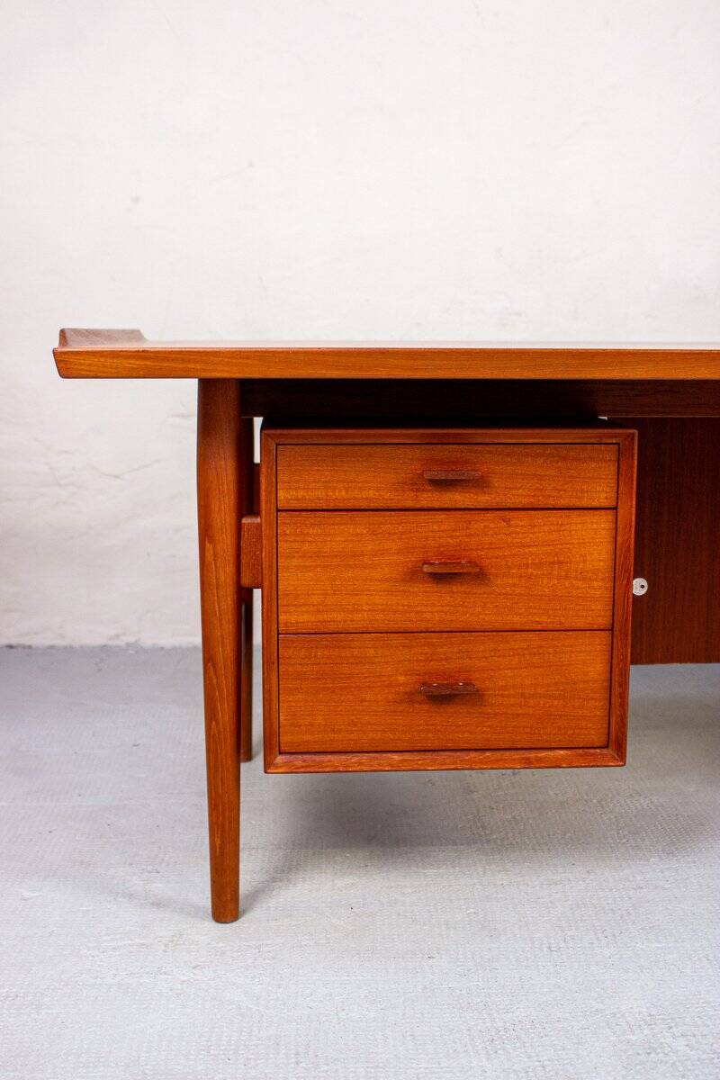 Danish mid-century desk model 207 in teak by Arne Vodder for Sibast, 1960s.