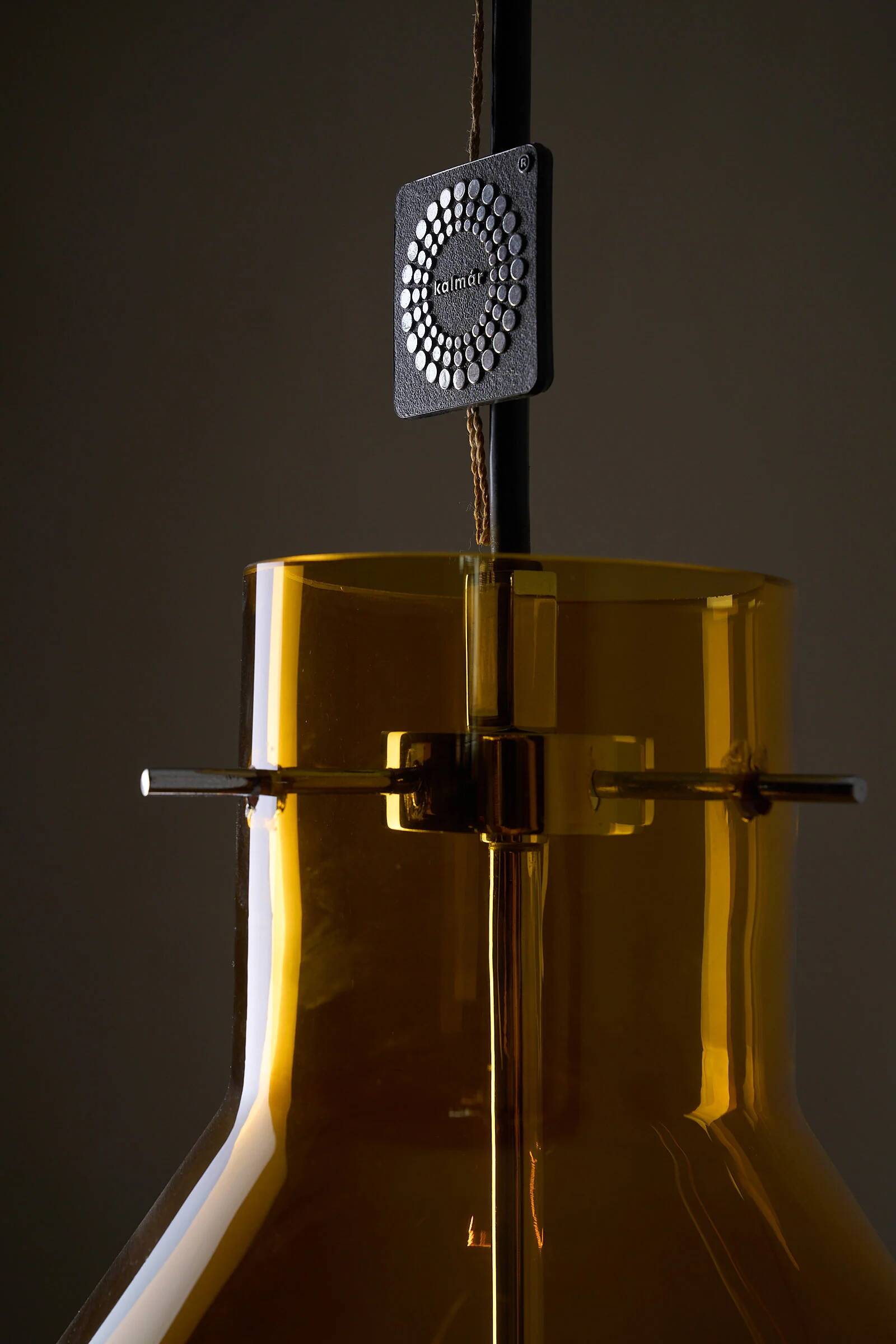 Suspension en verre ambré et cuir par J.T. Kalmar