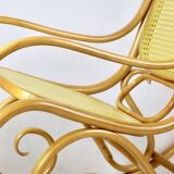 Chaise à bascule vintage en bois naturel attribuée à Michael Thonet
