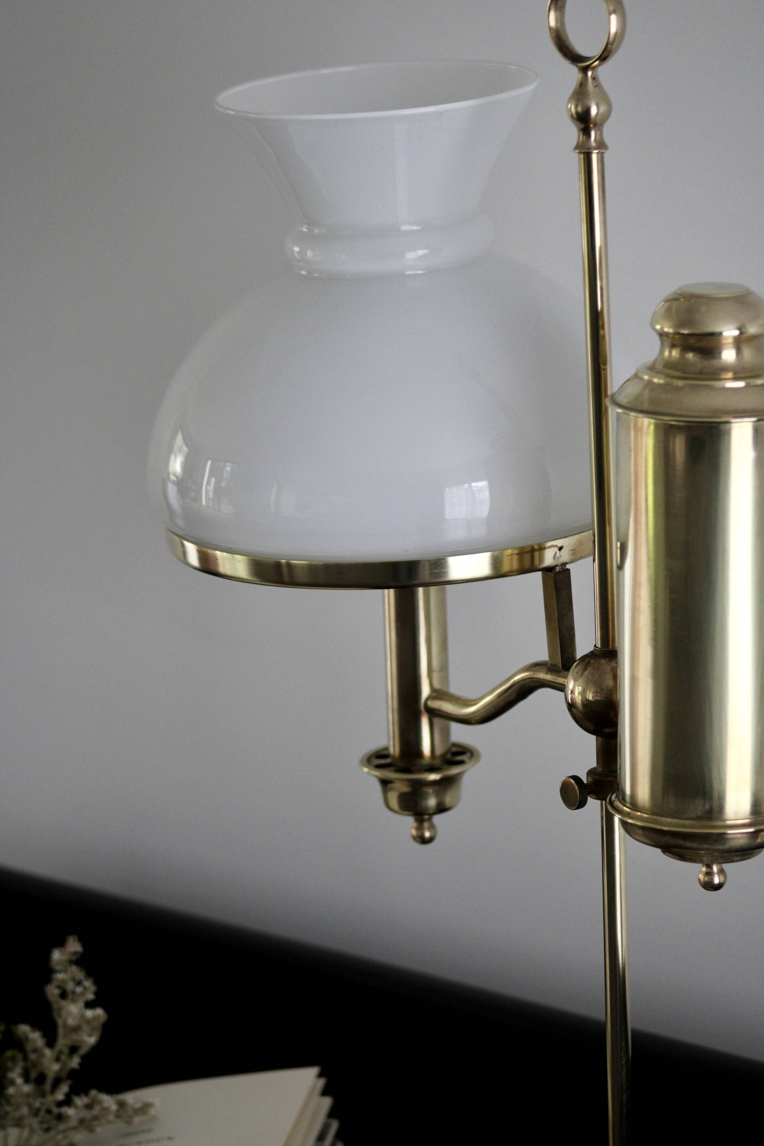 English Quinquet lamp in brass and opaline.