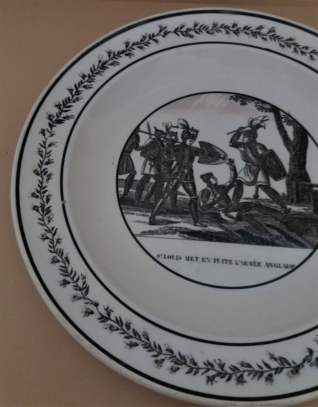 Assiette faïence Montereau 1825 marque en creux Mau