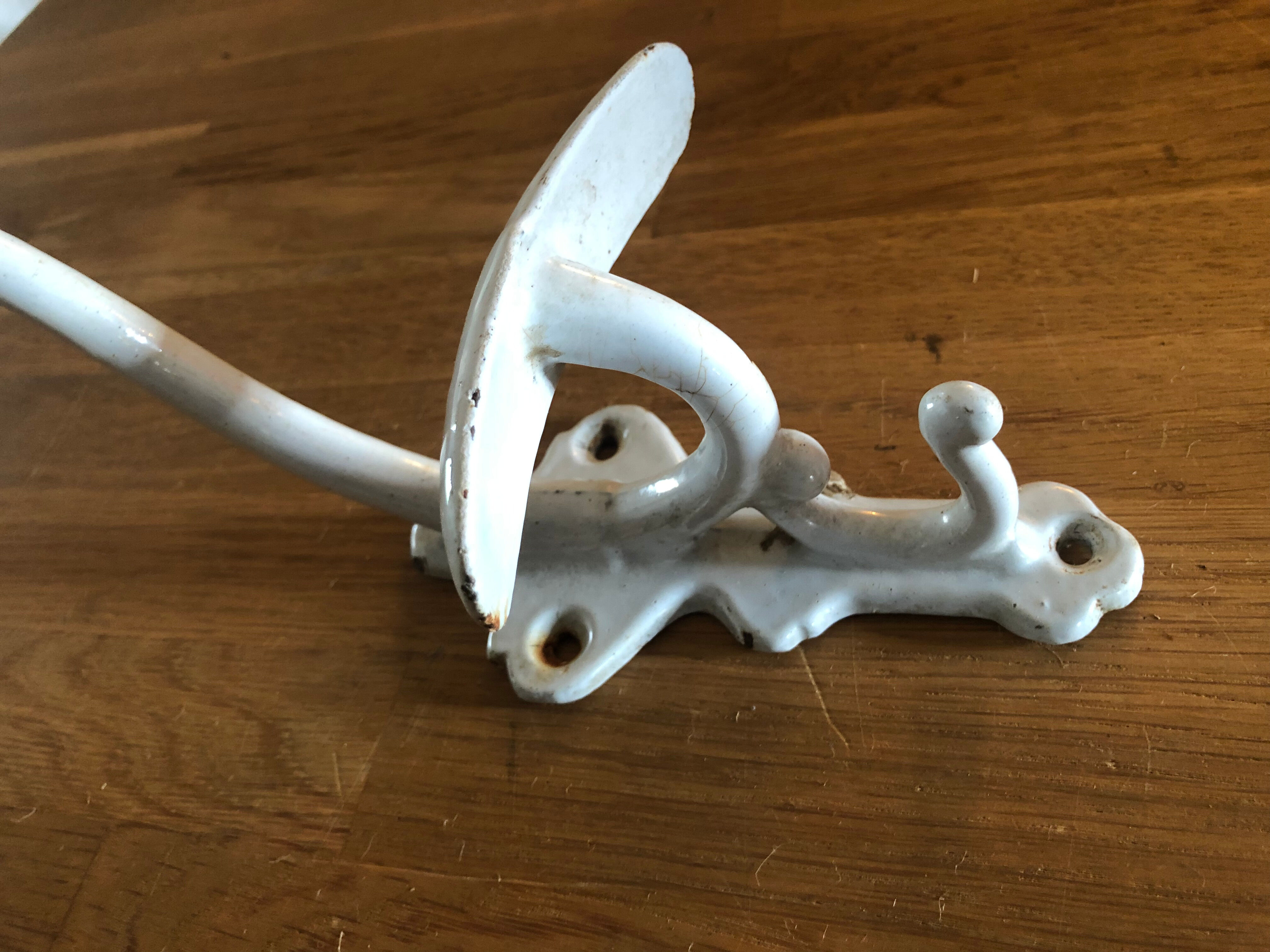 Enamelled cast iron hook