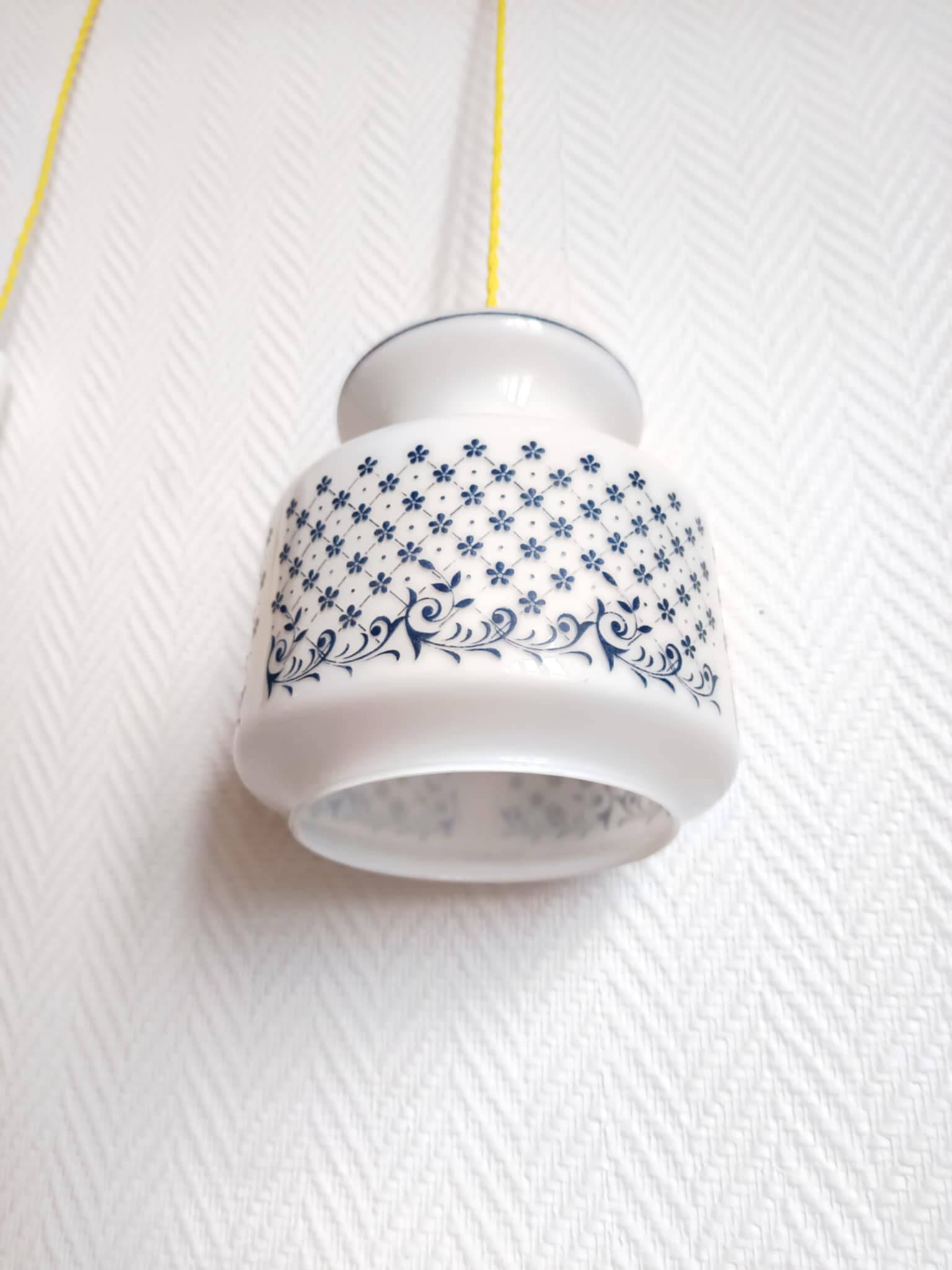 Vintage floral portable lamp
